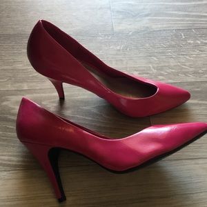 HOT PINK PATENT LEATHER POINTY HEELS